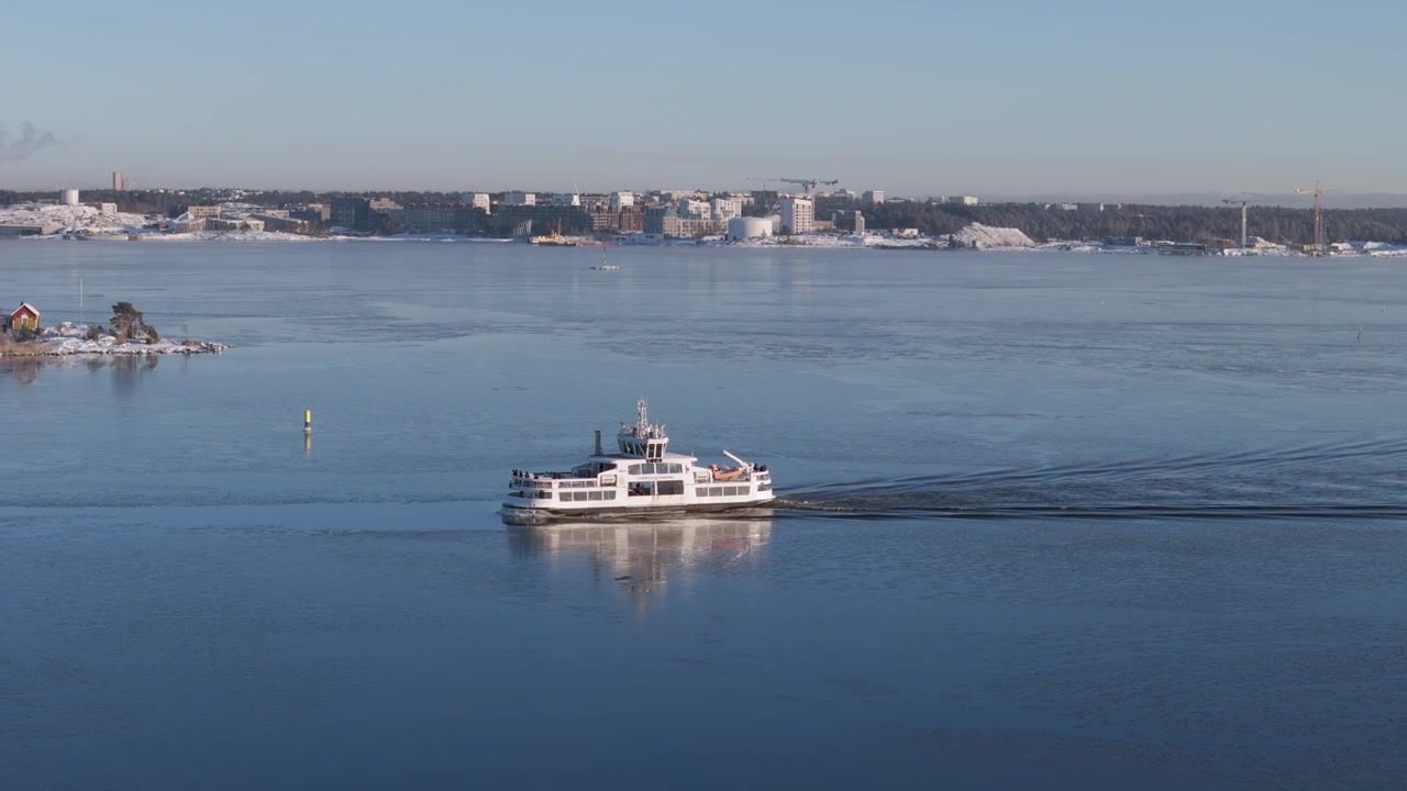 Sebuah feri dari benteng laut Suomenlinna menuju pusat kota Helsinki sedang berlayar di perairan beku pada hari musim dingin yang dingin