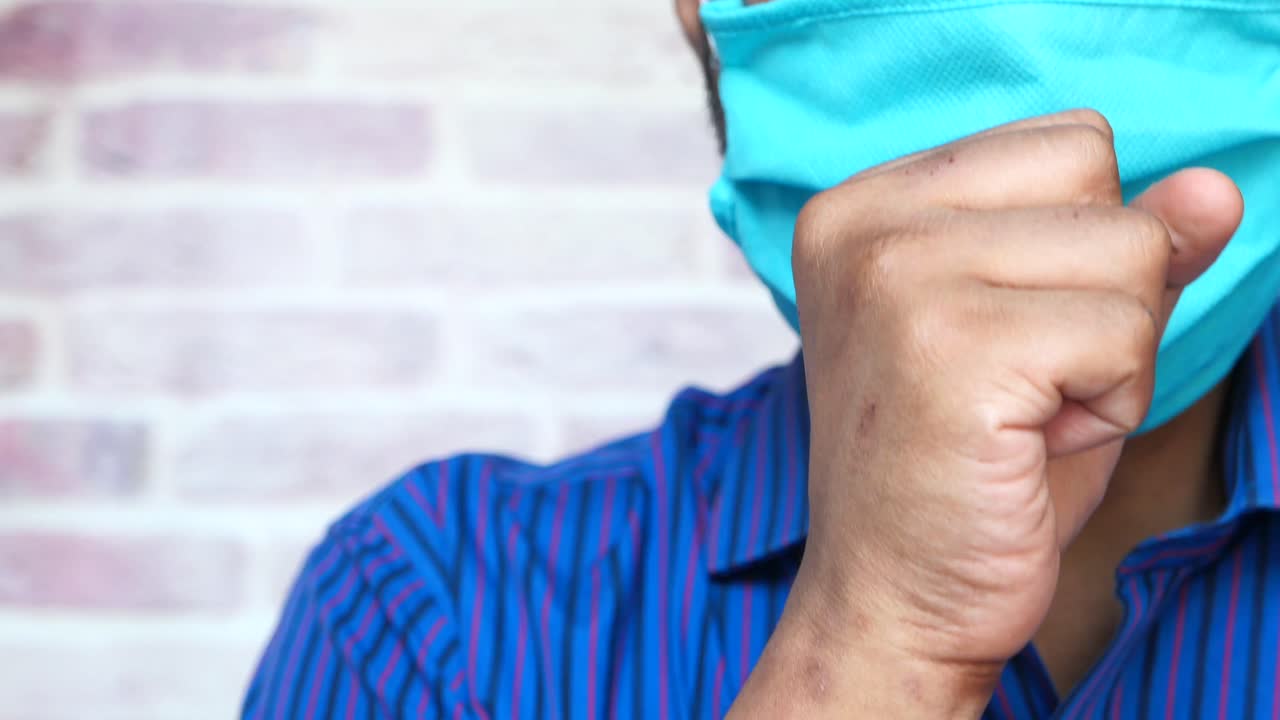 hombre tosendo con máscara facial
