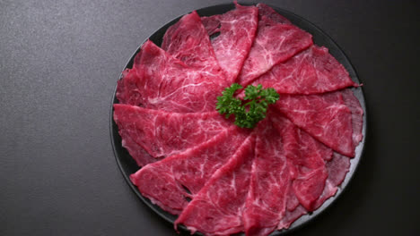 Frisches-Rindfleisch,-Roh-Geschnitten-Mit-Marmorierter-Textur,-Serviert-Für-Sukiyaki-Und-Shabu-Oder-Yakiniku