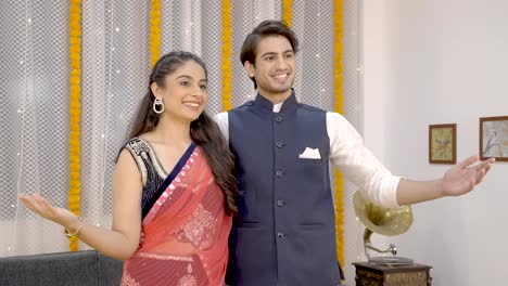 pareja india deseando un feliz diwali