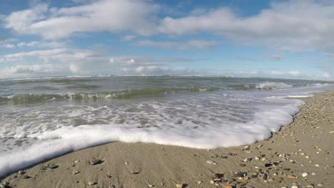 las olas llegan a la playa
