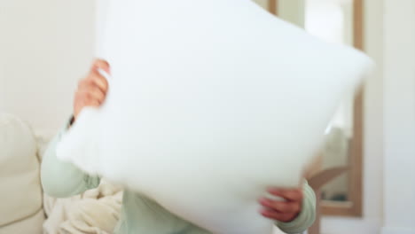 mudarse, nuevo hogar y hombre empacando almohada en caja