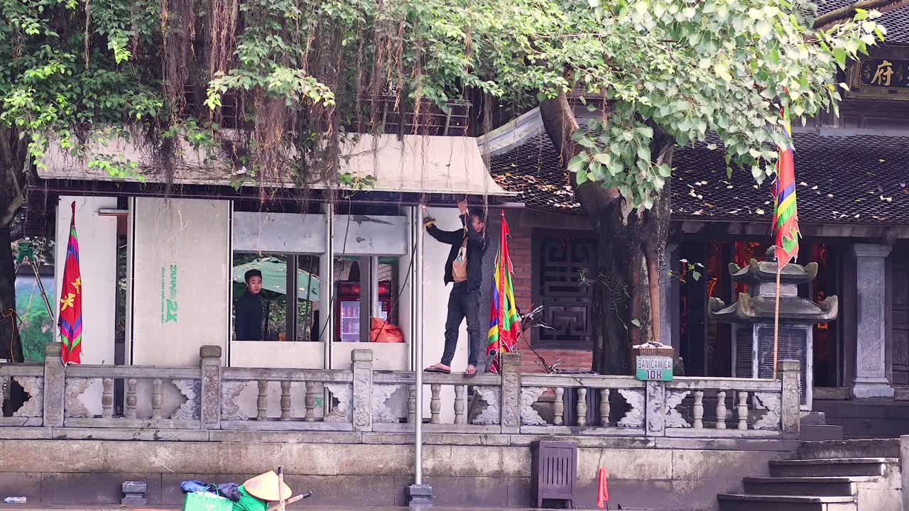 건물 에서 건설 작업 을 하는 사람 들