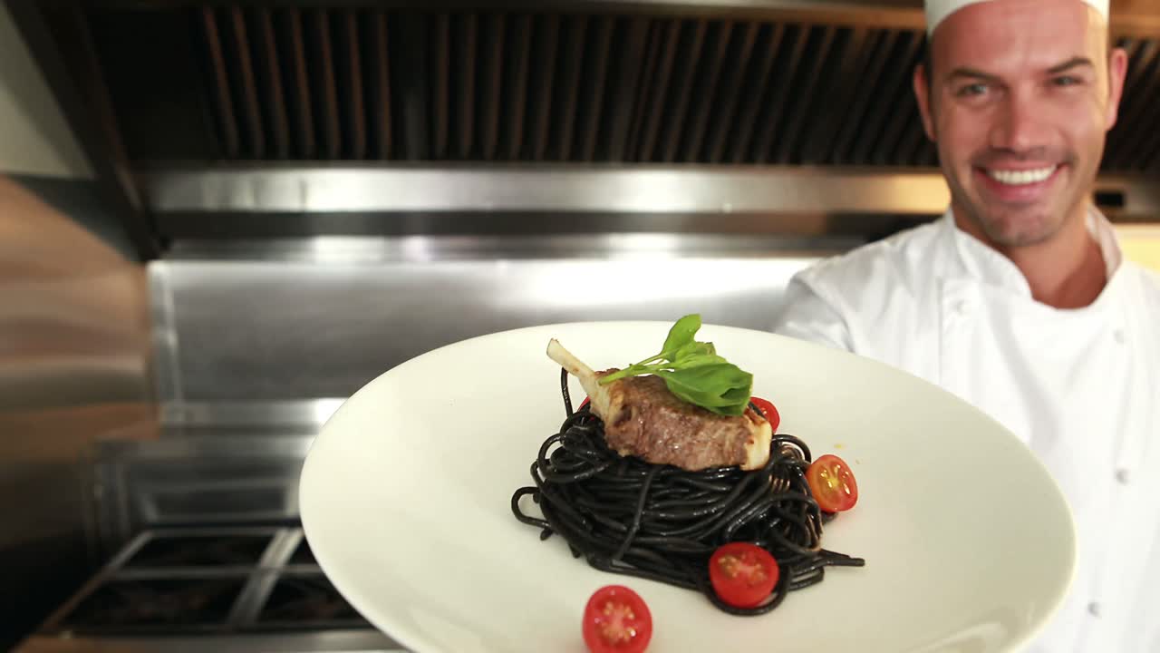jefe sonriente mostrando un plato y hacer una señal de ok
