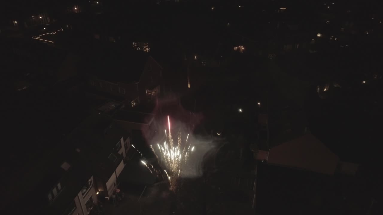 tiro de drone de fuegos artificiales de año nuevo en el aire