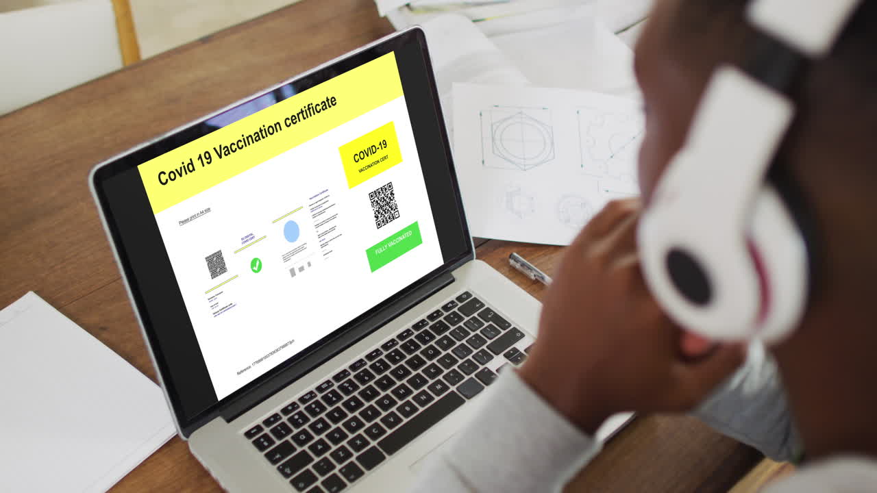 mujer con auriculares en el escritorio, certificado de vacunación contra la covid con código qr en la pantalla del portátil
