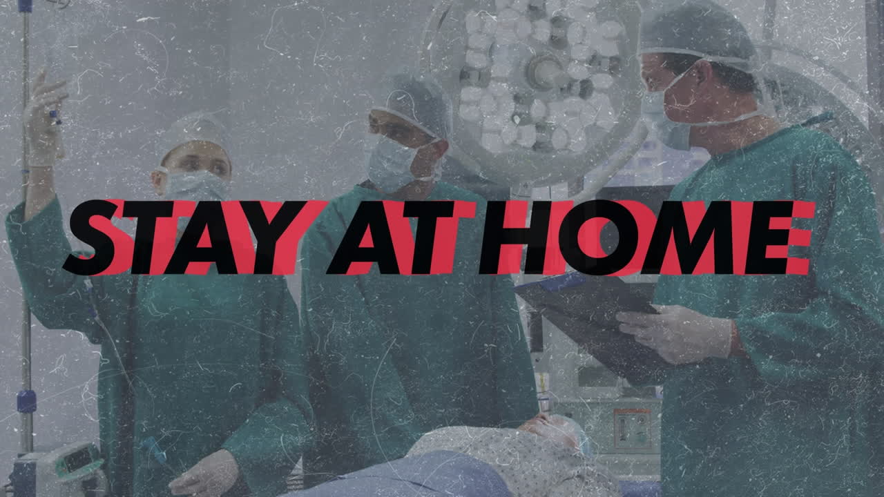 оставайтесь дома и будьте в безопасности текст против команды хирургов, выполняющих операцию в операционной