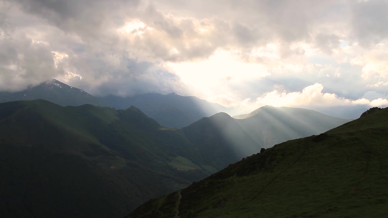 Des nuages avec une belle lumière dans les montagnes. Dans les Pyrénées françaises