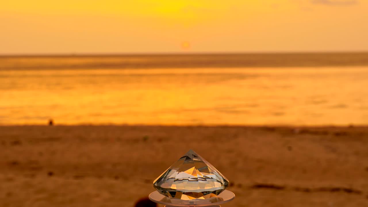 el atardecer del lapso de tiempo dentro de la bola de cristal en la playa