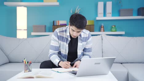 Männlicher-Student-Mit-Zeitdruck-Schaut-Auf-Seine-Uhr.