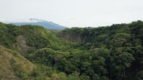 cañón del cañón en las selvas de panamá, drones aéreos que establecen la vista