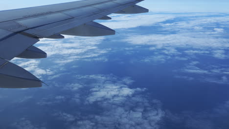 über-Den-Wolken:-Blick-Aus-Einem-Flugzeugfenster