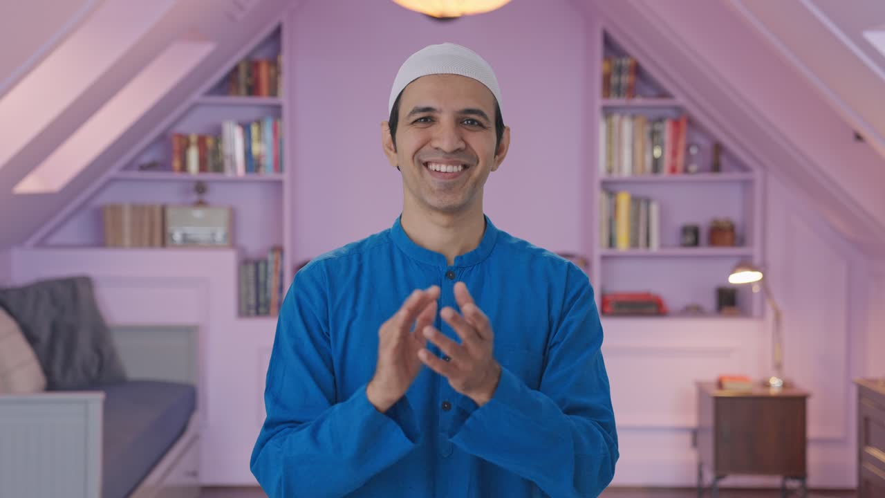 행복한 무슬림 남자가 박수를 치고 감사를 표합니다.