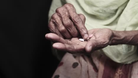 persona de edad avanzada que toma medicamentos
