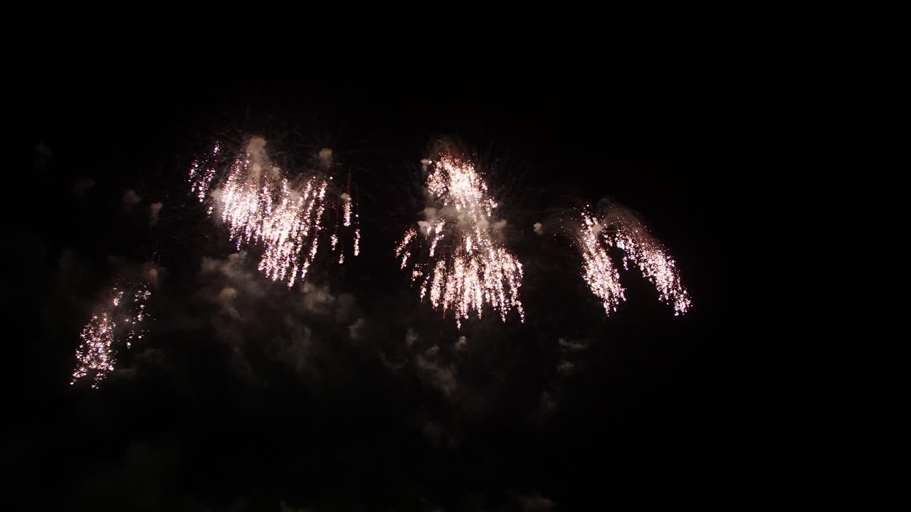 gran celebración de fuegos artificiales reales y colorida víspera de año nuevo
