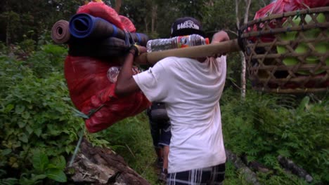 Träger-In-Zeitlupe-Mit-Flip-Flops-Trägt-Einen-Bambuskorb-Auf-Den-Berg-2,-Den-Berg-Rinjani