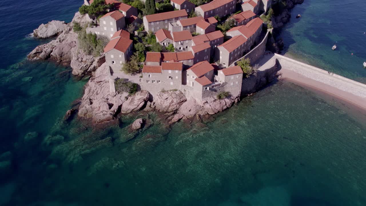 Vista aerea del resort sull'isola mediterranea Sveti Stefan a Budva, Montenegro, con luce mozzafiato, atmosfera tranquilla, riprese drone di alta qualità che mostrano paesaggi meravigliosi