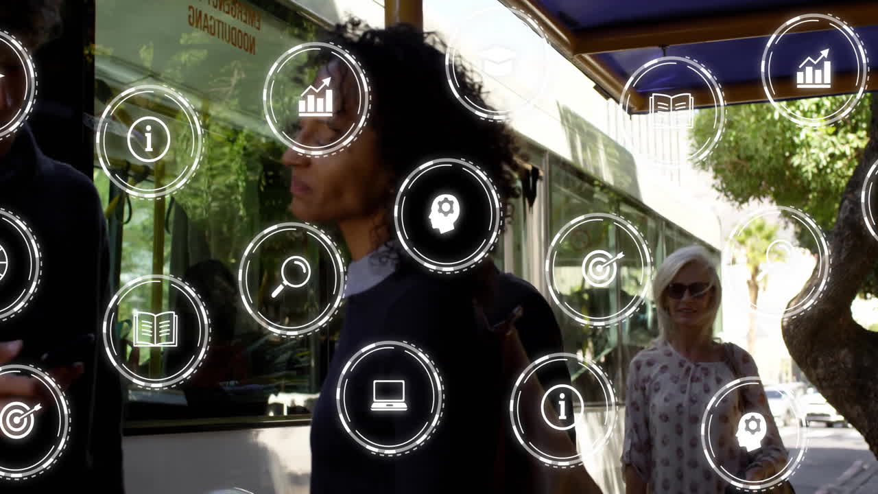 Animación de iconos de medios y comunicación sobre diversos viajeros subiendo y bajando de un autobús