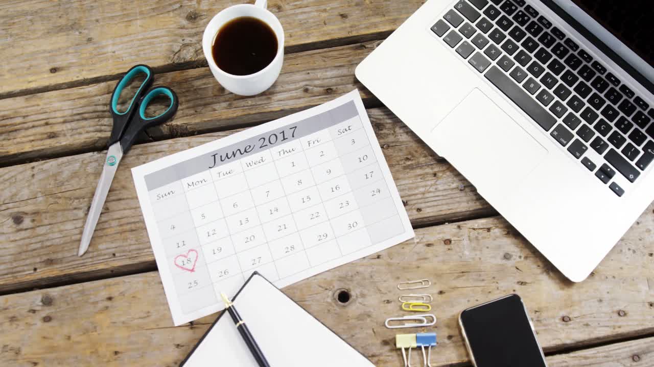 아버지 의 날 은 나무판 에 있는 달력 에  ⁇ 은 심장 으로 표시 되어 있다