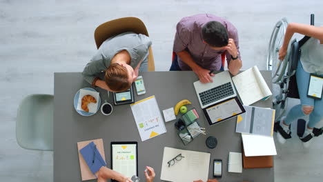 reunión de negocios con un equipo diverso