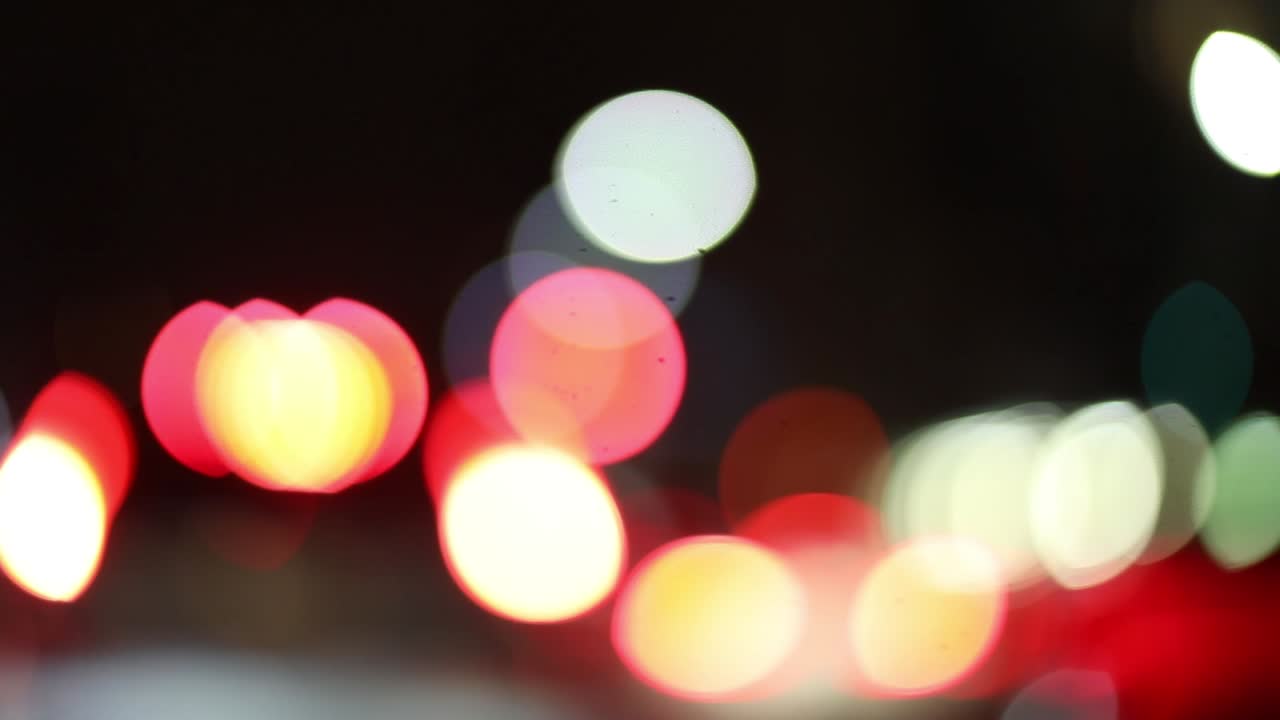 luces coloridas de la ciudad fuera de foco