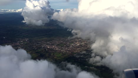 vista de pasajeros desde un avión sobre el reino unido con grandes nubes voluminosas, de mano