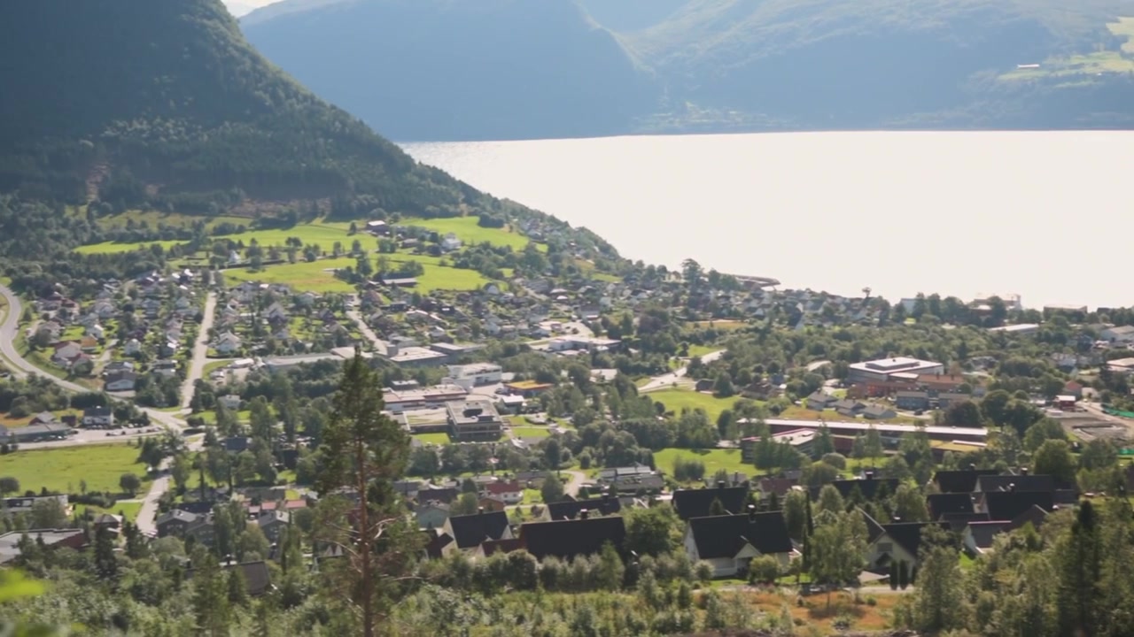 Fjellutsikt over Volda, en norsk bygd og en bukt med fjell i horisonten