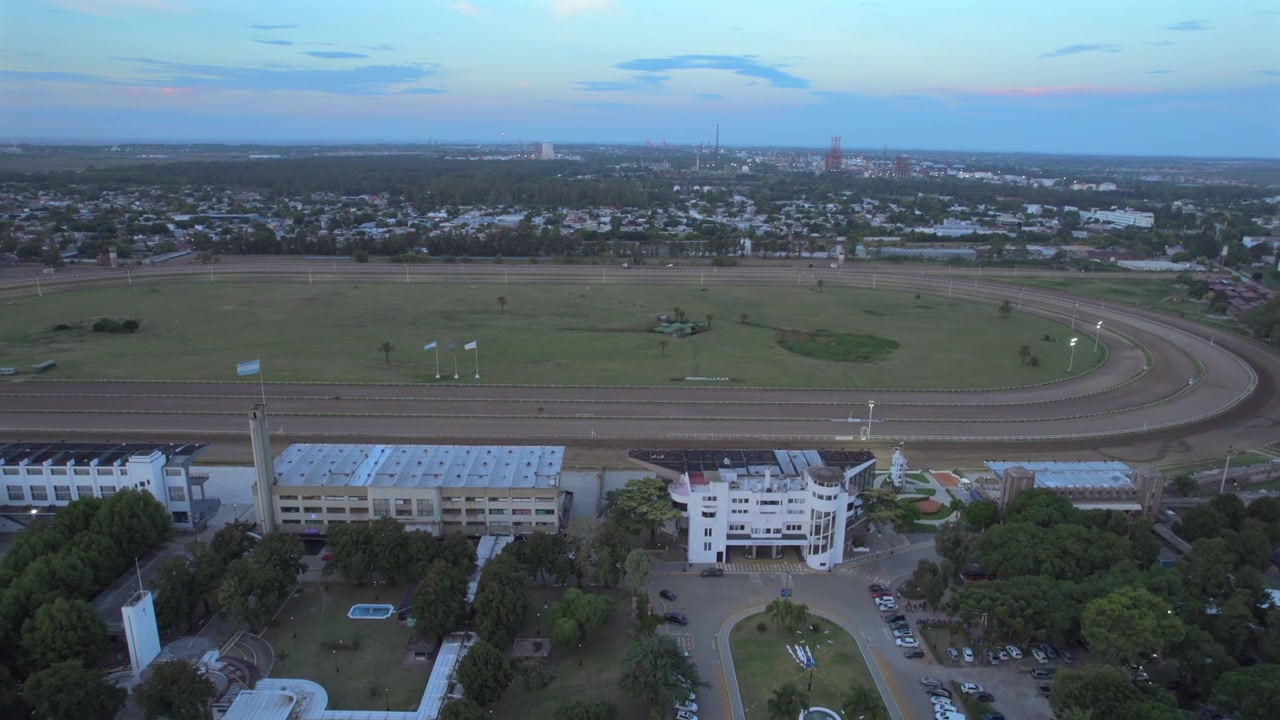 Vista aerea 4K con drone dell'Ippodromo di La Plata e del Bosque circostante a Buenos Aires, Argentina. Storico luogo di corse di cavalli circondato da ampie aree verdi e paesaggio urbano