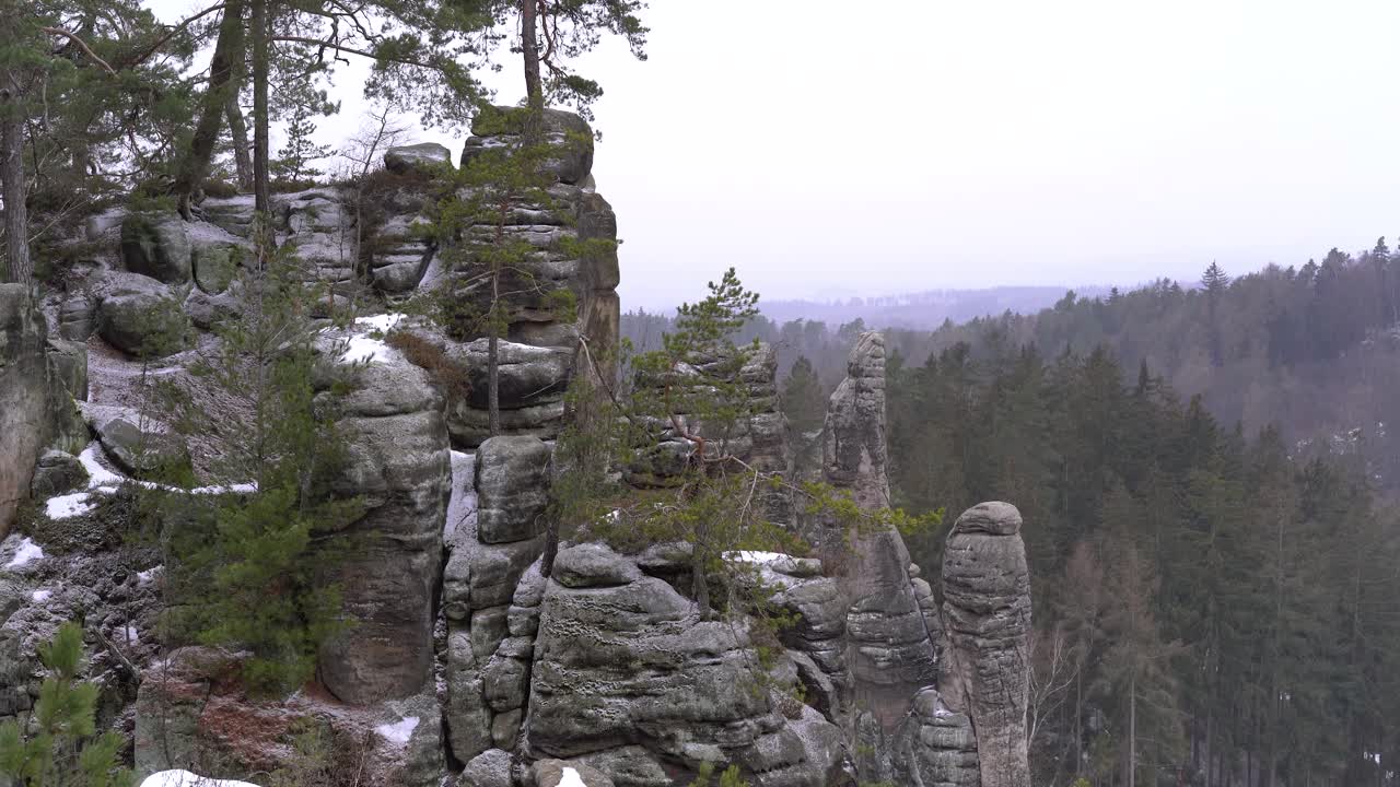 formación rocosa de arenisca con nieve y paisaje en rocas prachov, paraíso bohemio, pan a la derecha