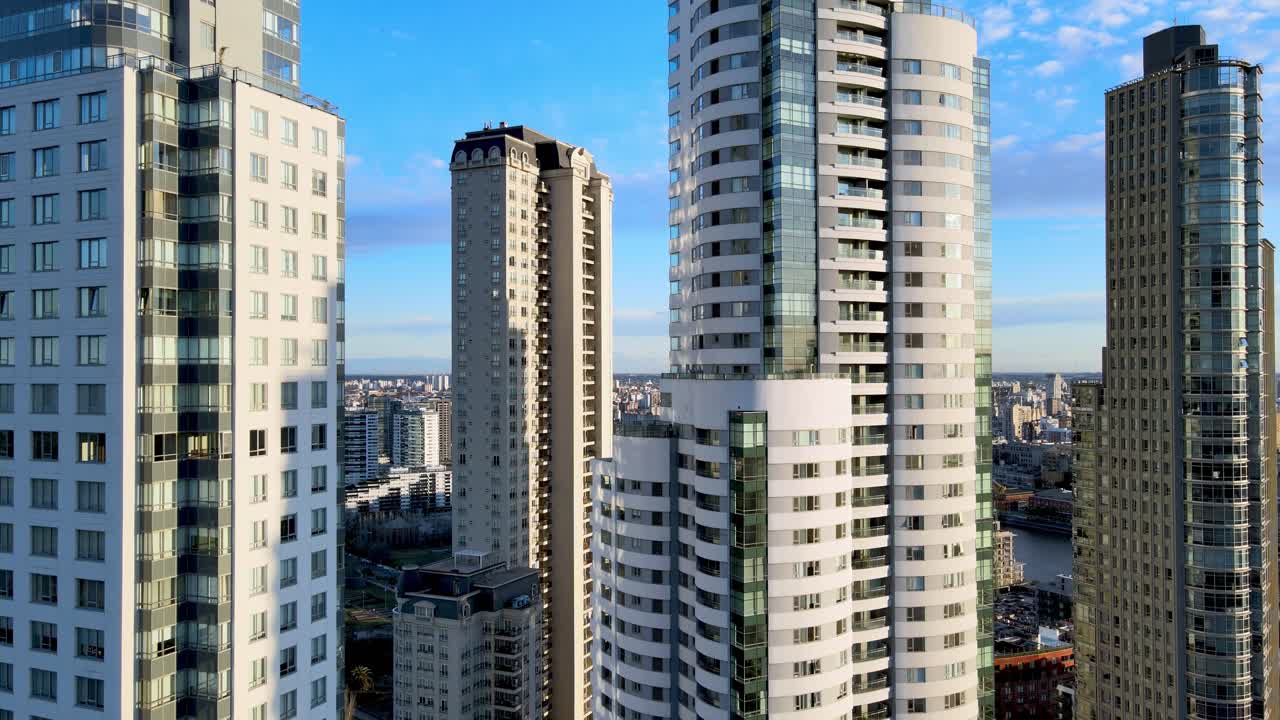 푸에르토 마데로, 부에노스 아이레스의 고층 빌딩을 향한 공중 인형