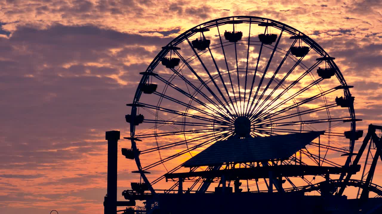 해가 지는 동안 페리스 의 실루