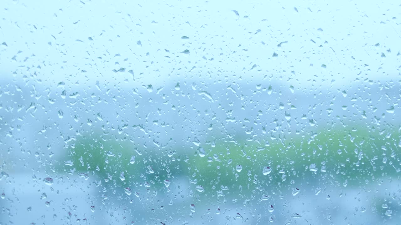 창문의 유리 위에 방울이 떨어집니다.