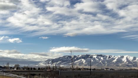 paisaje nublado dinámico sobre una montaña nevada en un día pintoresco - lapso de tiempo estático de gran angular