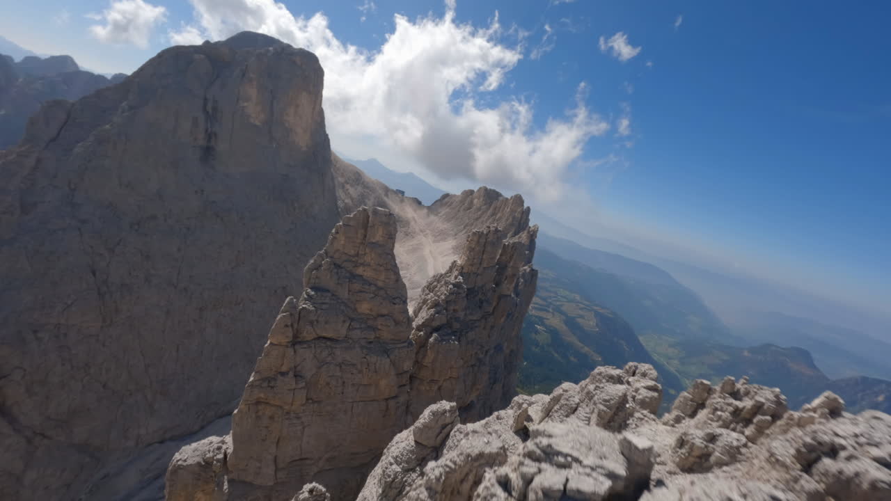 vuelo de drones de estilo libre sobre altos picos rocosos de la cordillera de los dolomitas con el valle en el fondo durante la temporada de verano