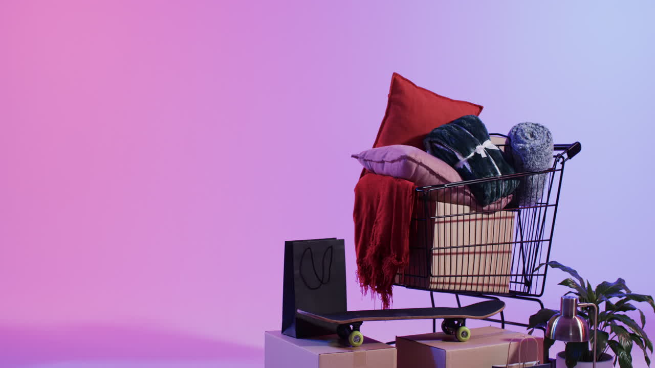 쇼핑 카트에는 베개와 던지기 담요와 같은 가정용 장식품이 가득 차 있습니다.