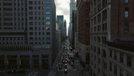 Vorwärtsverfolgung-Von-Autos,-Die-Auf-Der-Straße-Zwischen-Hohen-Gebäuden-In-Der-Innenstadt-Fahren.-Manhattan,-New-York-City,-Vereinigte-Staaten
