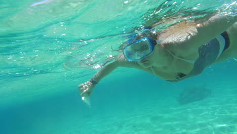 Woman-diving-with-phone-to-make-shot