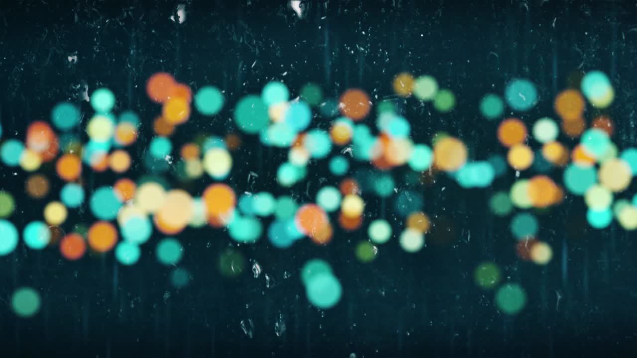 이 을 수 있는 애니메이션 (abstract colorful bokeh) 여름의 자연 풍경 (summer nobody nature landscape) 유리 위에 흘러내리는 비방울 (droplets of rain trickling down on glass) 개념: 비주얼 루프 (visuals loop), 휴식, 인트로, 여행, 여행 (trip)