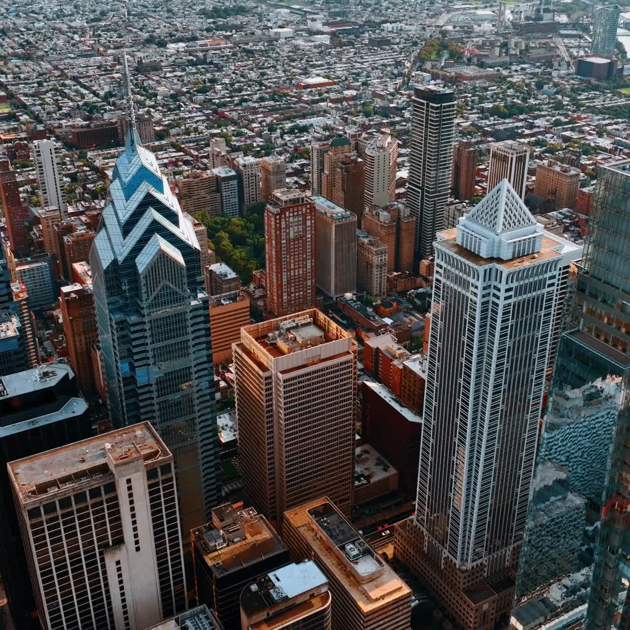 Vista dall'alto del centro di Philadelphia. Incredibili grattacieli che risplendono al sole. Paesaggio urbano sullo sfondo