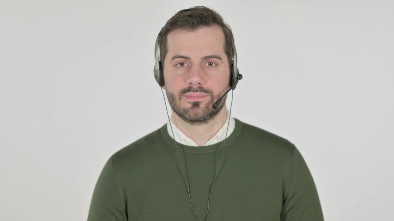 Man med headset tittar in i kameran, vit bakgrund