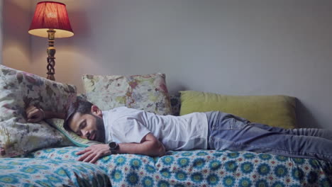 hombre durmiendo en el sofá