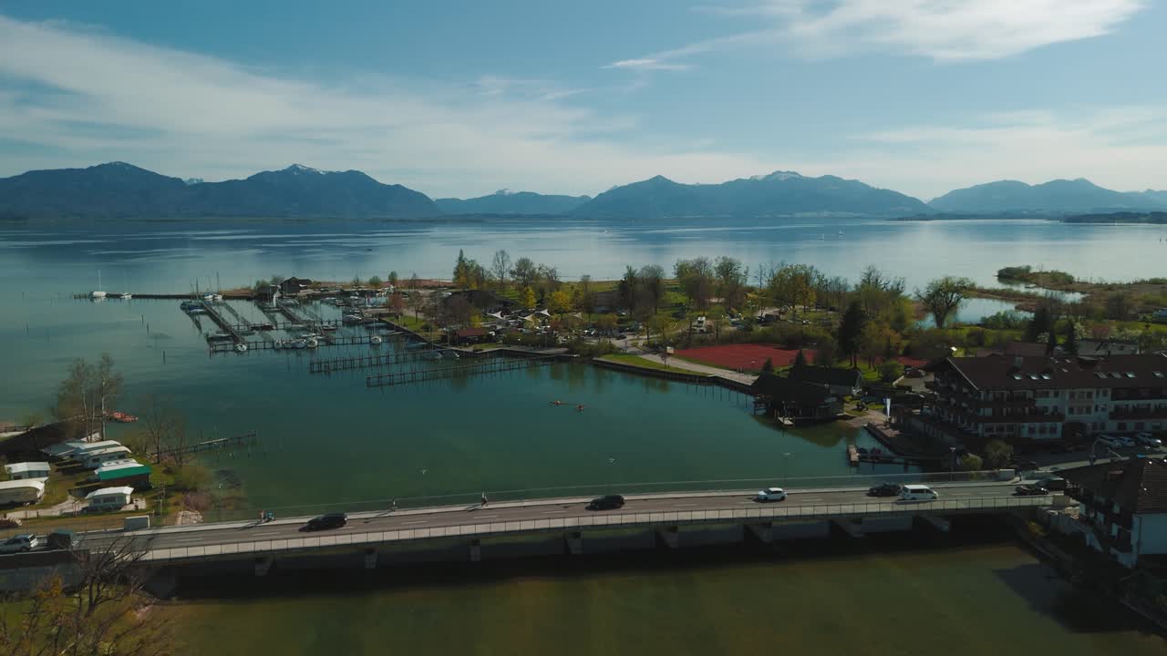 독일 바이에른의 시 호수 (chiemsee lake) 에 있는 세브루크 (seebruck) 와 알츠 (alz) 강 다리를 가로지르는 자동차