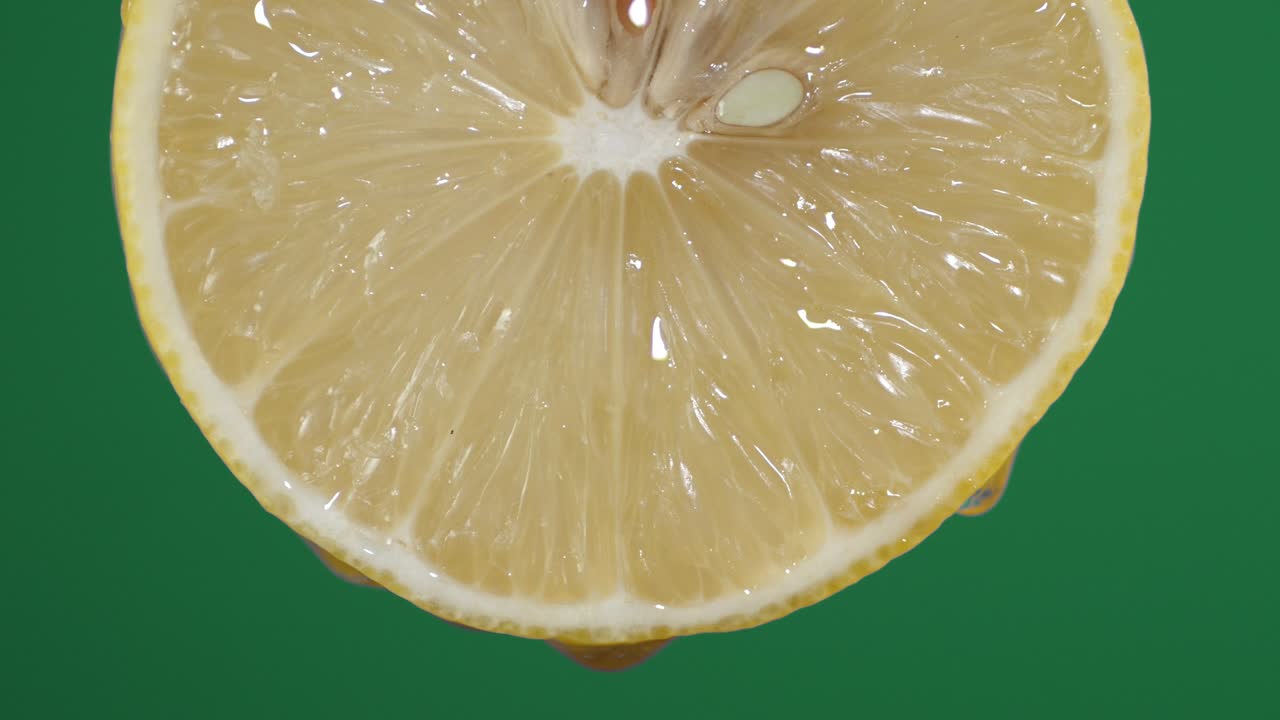 con un pedazo de limón fresco goteando jugo.