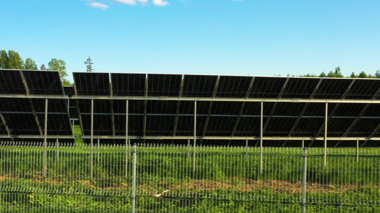 солнечные панели за забором на объекте возобновляемой энергии с золотым солнечным светом