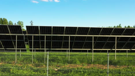 paneles solares detrás de la valla en la instalación de energía renovable con luz solar dorada