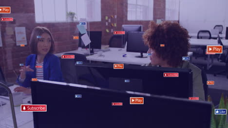 animación de iconos de redes sociales con textos sobre diversos colegas discutiendo el trabajo en la oficina