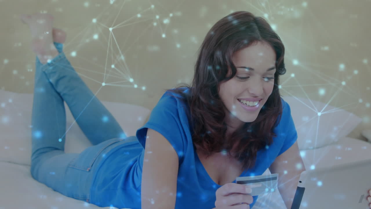 mujer caucásica en distanciamiento social comprando en línea en casa