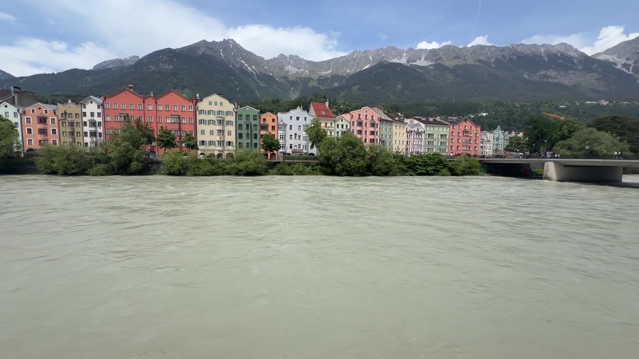 Case colorate lungo il fiume Inn a Innsbruck