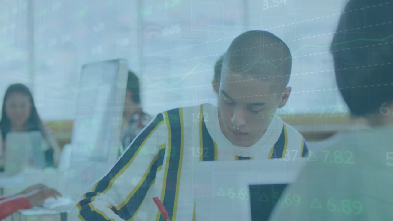 animación del procesamiento de datos del mercado de valores sobre un hombre biracial tomando notas en la oficina