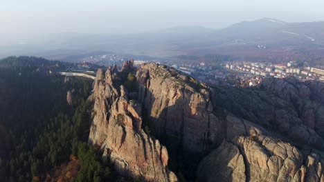 Disparo-De-Un-Dron-En-Retirada-Que-Muestra-El-Paisaje-Panorámico-De-Las-Formaciones-Rocosas-Naturales-De-La-Fortaleza-De-Belogradchik,-Situada-En-La-Provincia-De-Vidin,-En-Bulgaria.